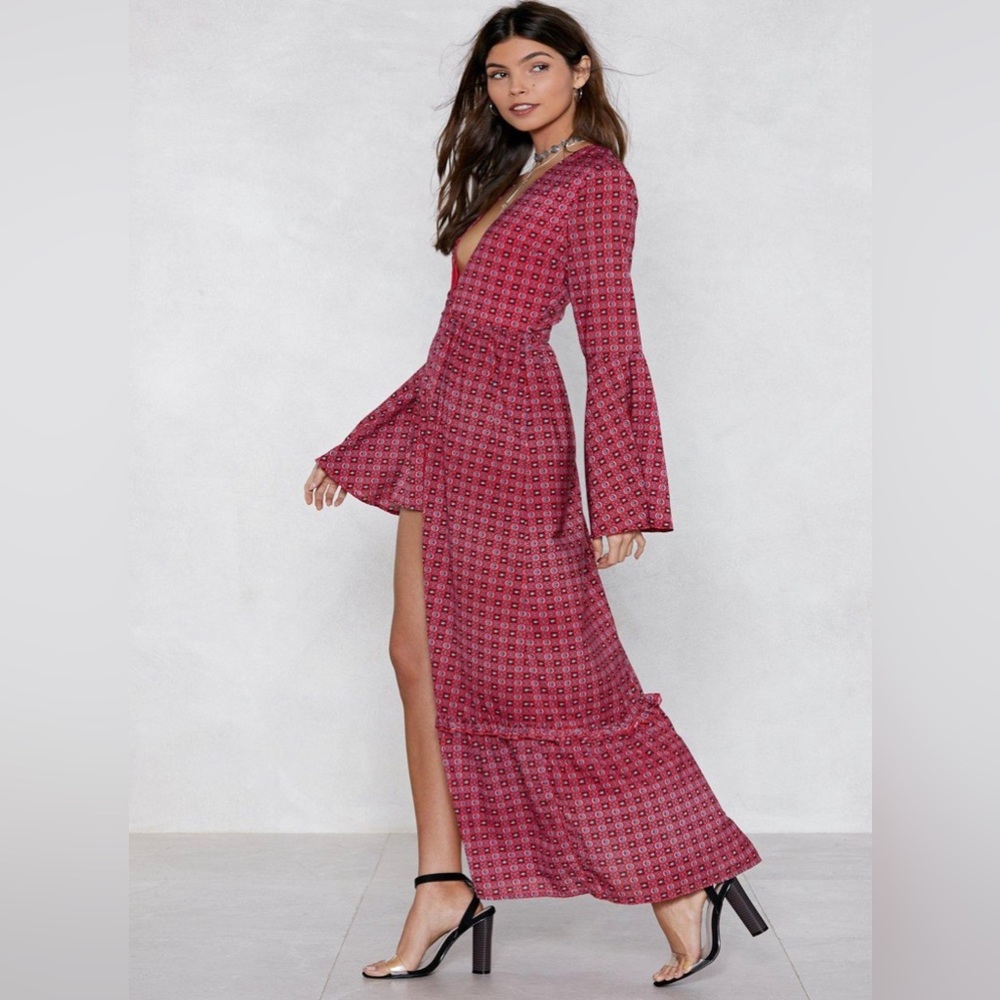 NWT! NASTY GAL maxi romper. Deep V front. Bell sleeves. Maxi length. Size 6. - Picture 3 of 3